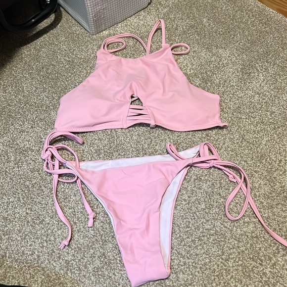 Pink string bikini - Picture 1 of 2